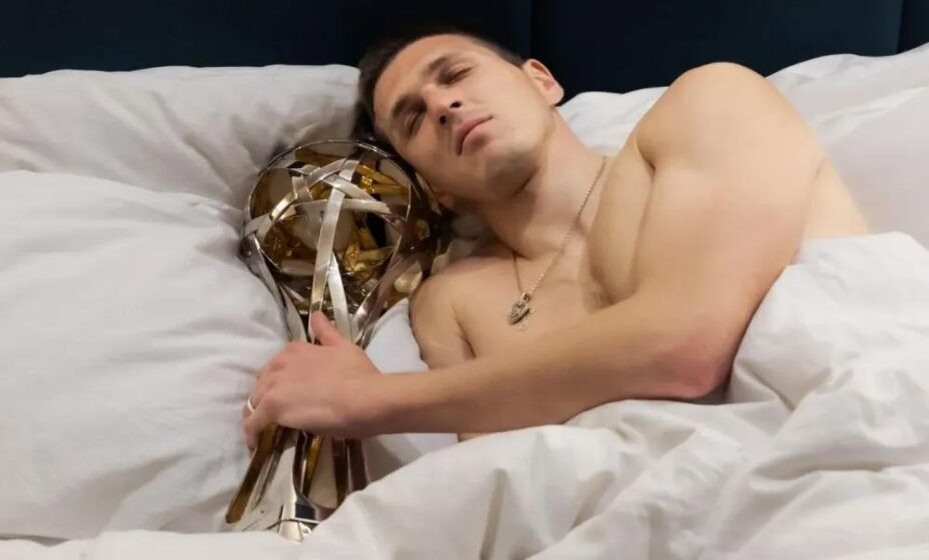    Форвард Александр Соболев спит со своим первым кубком за победу в чемпионате России. Фото: ФК «Зенит»