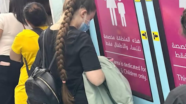 Фото: девушка в дубайском метро, очень похожая на Анну.