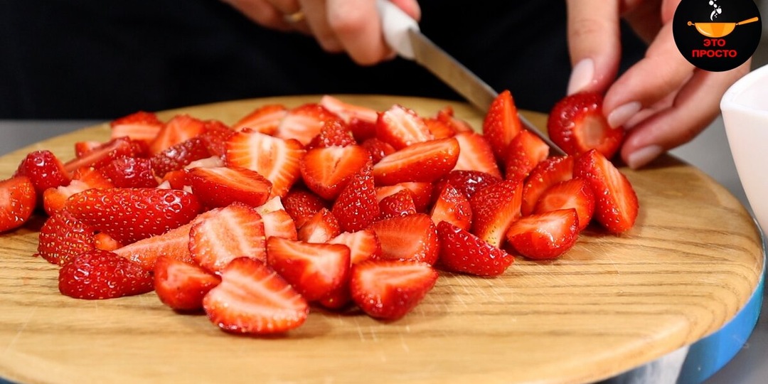 Почему клубничная начинка вытекает из пирогов и как этого избежать: 3 проверенных способа
