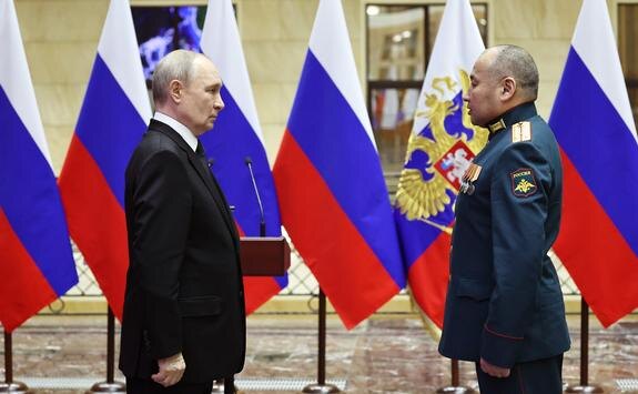    Президент вручил медаль «Золотая Звезда» старшему лейтенанту Нарану Очир-Горяеву, фото с сайта Кремля