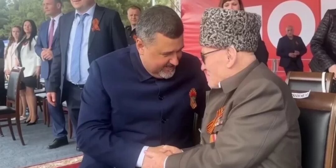 Щукин поздравил со 102-летием ветерана Мусу Багаудинова из Махачкалы