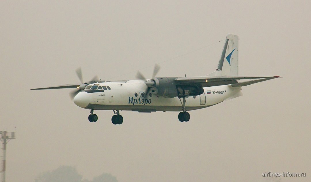    Самолет Ан-24 авиакомпании ИрАэро перед посадкой в аэропорту Иркутска