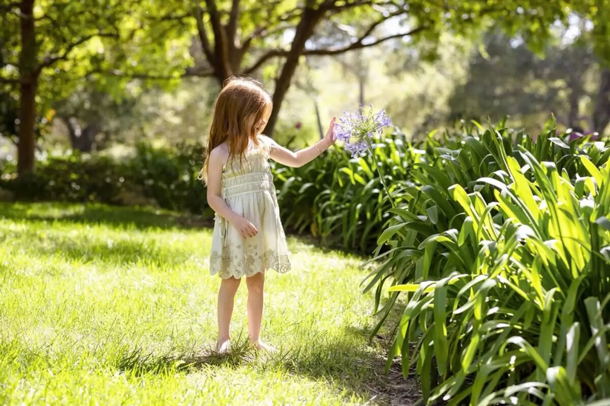 На руке есть браслет - он был и в мартовской фотосессии. Значит - это не подарок на день рождения девочки. К слову, Меган сняла дочь рядом с пурпурными (синими, голубыми, фиолетовыми - я не особо разбираюсь в оттенках) цветами в саду. Угадайте кого очень и очень часто снимают рядом с цветами подобного оттенка? Шарлотту...