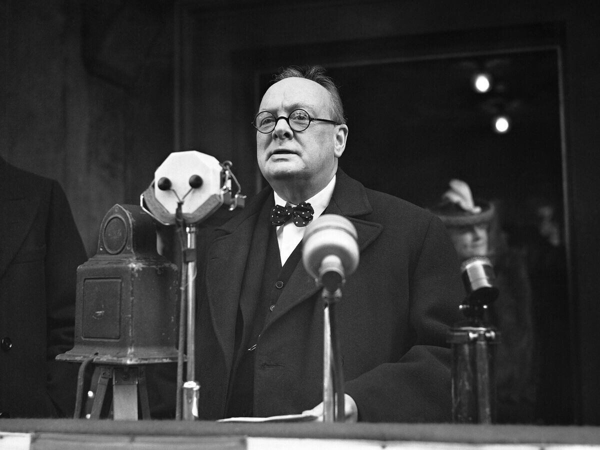    Уинстон Черчилль во время обращения к людям в Лондоне, 1939 год | © AP Photo / Len Puttnam