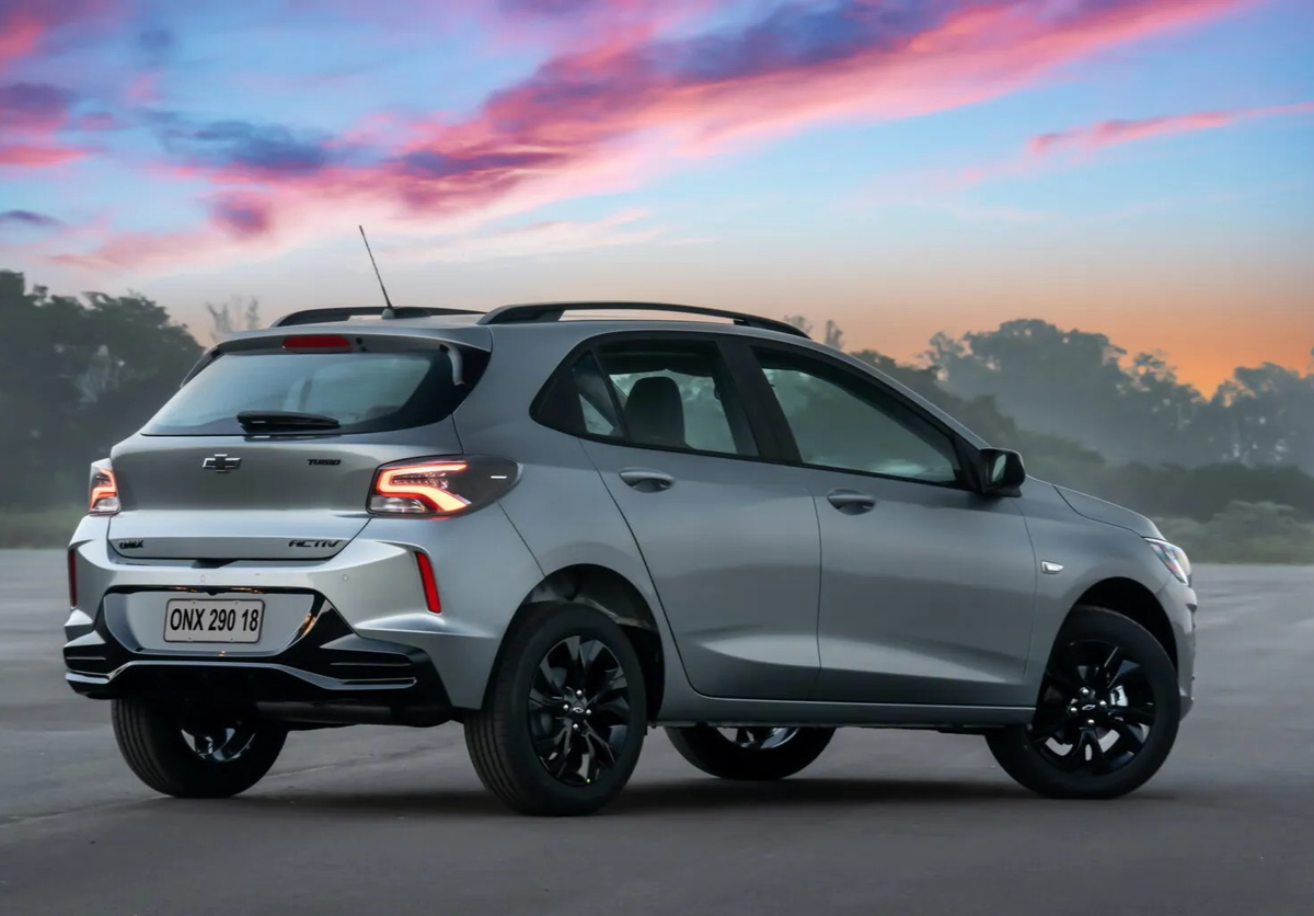 Chevrolet Onix Activ – вид сзади