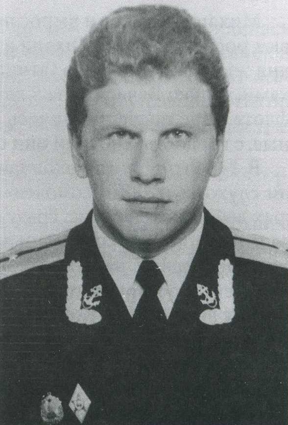 Скан из личной коллекции автора. / Командир штурманской боевой части капитан-лейтенант Смирнов Михаил Анатольевич. Родился в поселке Вырица Гатчинского района Ленинградской области. 16.08.1962 - 07.04.1989. Предан земле.