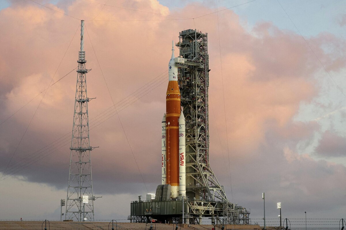 Сверхтяжёлая ракета-носитель Space Launch System (SLS) с космическим кораблён Orion