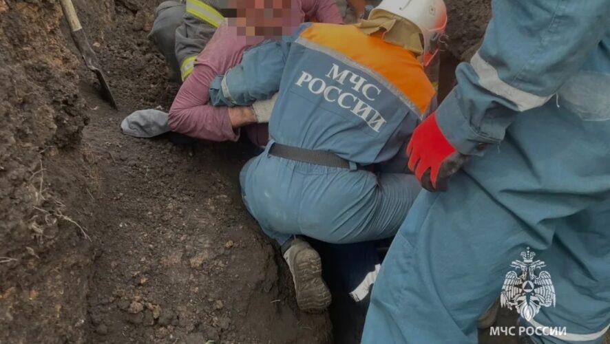 В Челнах спасли двух рабочих, которых завалило в результате обвала грунта