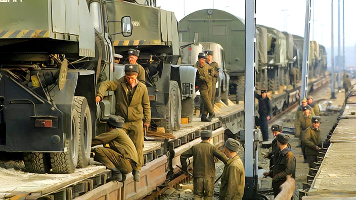 Германия-90, три дня на пароме, месяц в «скотском» вагоне и ледяная Ангара. История одного вывода войск, рассказанная изнутри.