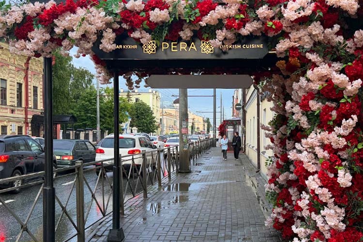    В центре Казани появился ресторан Pera — его назвали в честь «европейского» квартала османского Стамбула, места, где Запад закрепился в сердце Востока