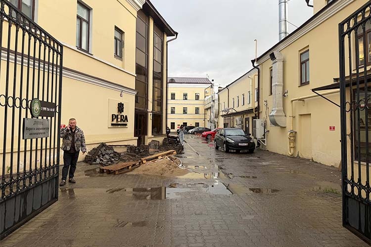    У заведения есть собственная парковка, которой пользуются и соседи по зданию. Заехать можно по звонку на номер с таблички