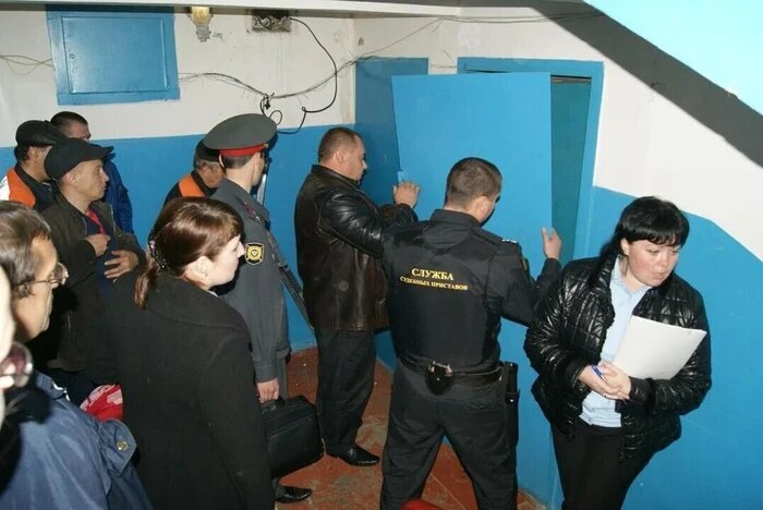 Полиция вместе с приставами вернули пенсионерке доступ к её квартире, в которую её не пускал второй собственник