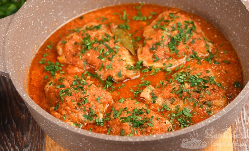 Просто заливаю курицу быстрым соусом и готовлю на плите: идеальное блюдо