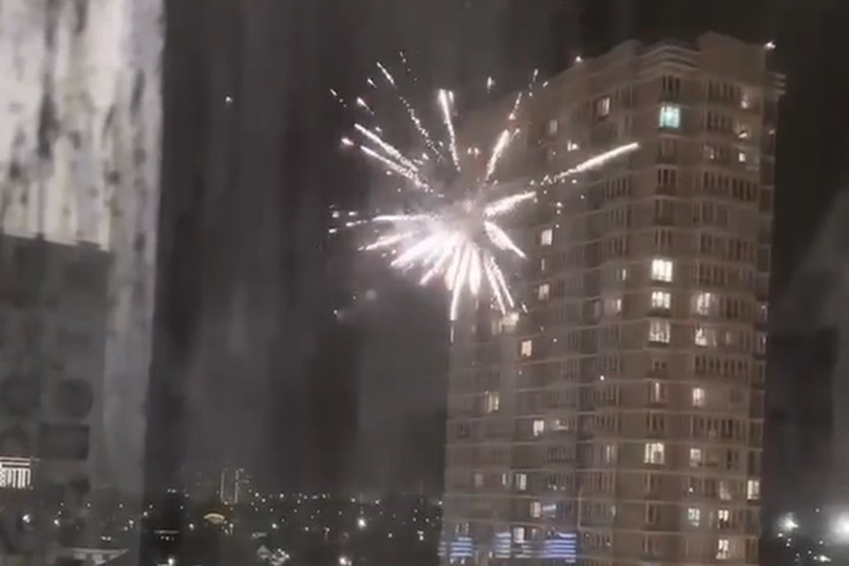    Салют шумел в вечернее время