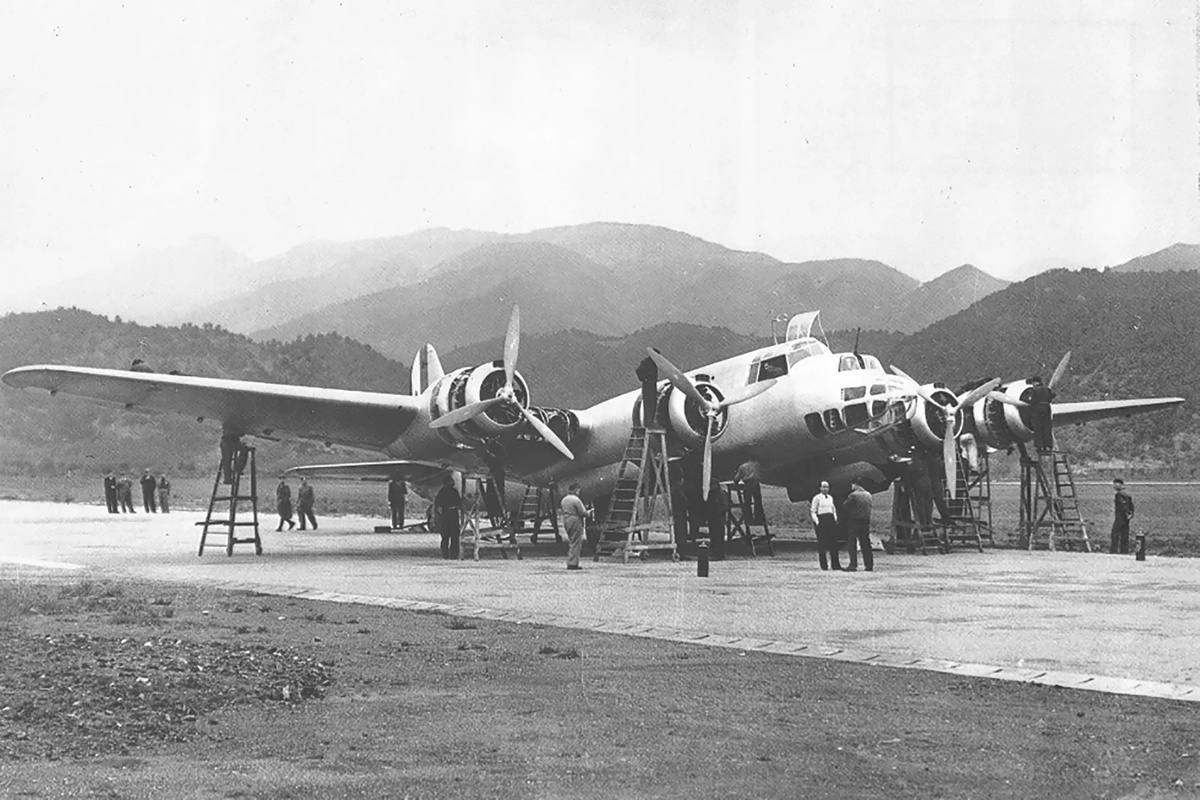 Первый серийный четырёхмоторный тяжёлый бомбардировщик Piaggio P.108. 1939 год.