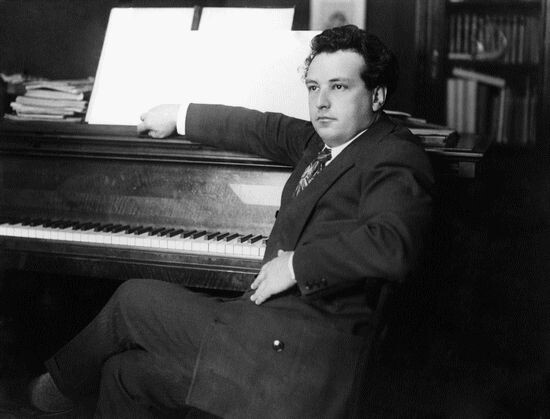 Онеггер в 1927 году. Как-то так — уверенно и немного высокомерно — он себя ощущал во время оккупации Франции, на мой взгляд.