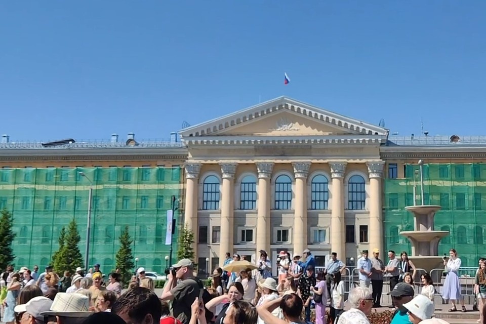    С утра центр города заполнен людьми. Фото: канал Дмитрия Махини в «Максе»