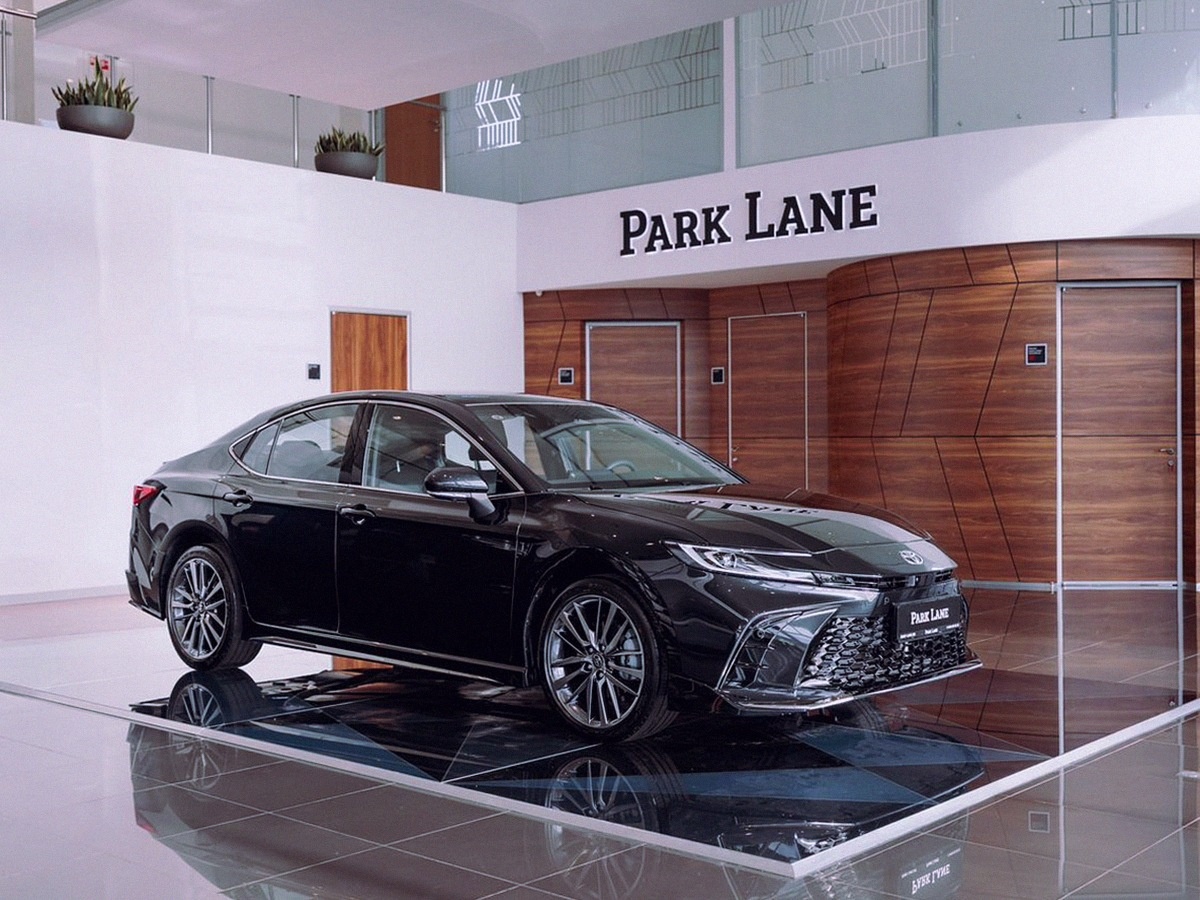 Toyota Camry в российском шоуруме: машина выглядит солидно, ценник тоже