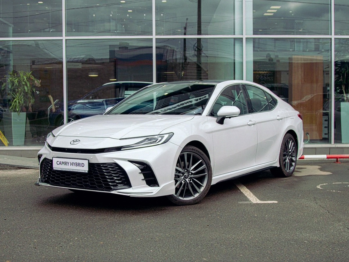 Toyota Camry Hybrid 2026 - именно такие теперь приезжают в Россию из Китая
