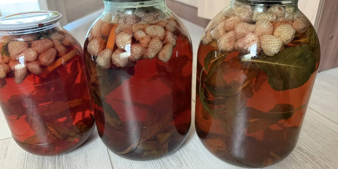 Ароматный компот из клубники на зиму с мятой и лимоном