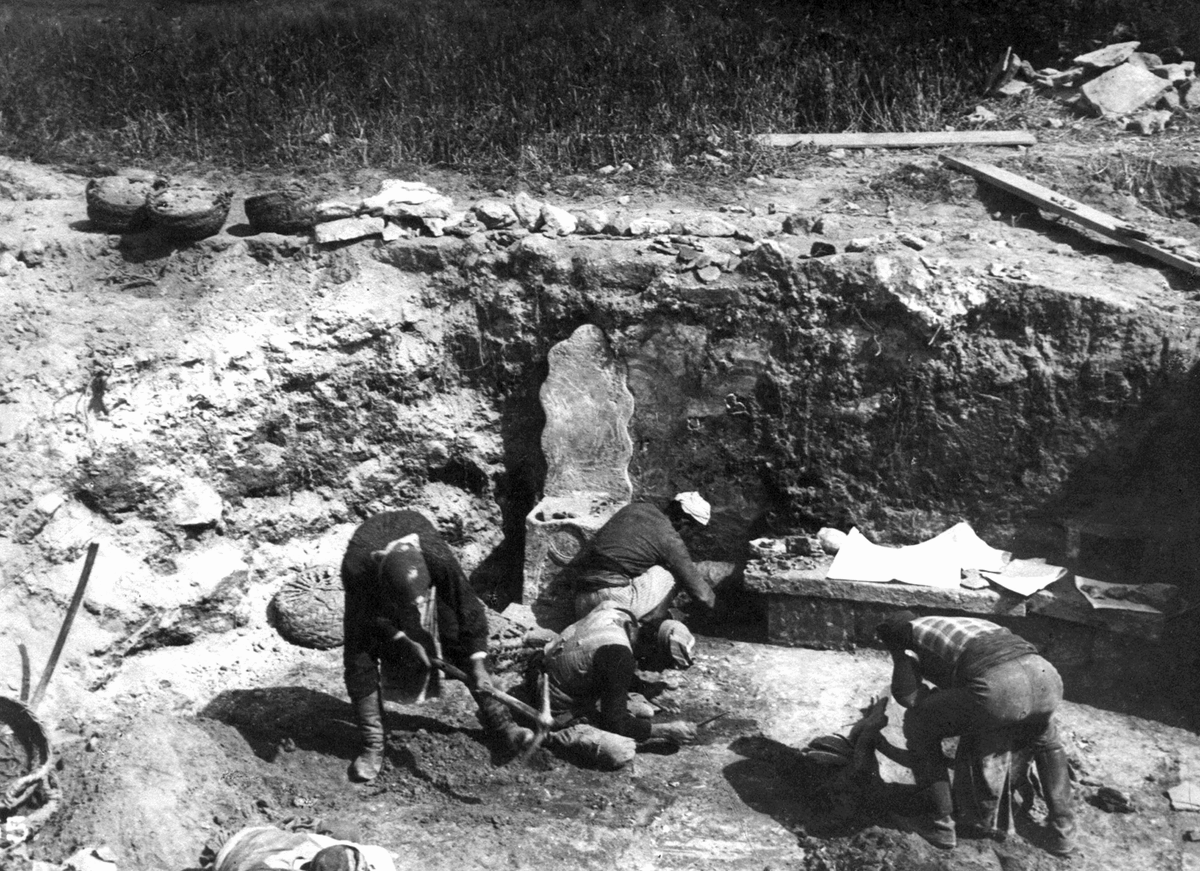 Раскопки Тронного зала в Кноссе, 12 апреля 1900 года. 