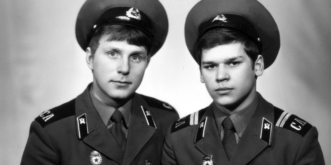 Гвардии младший сержант и рядовой автомобильных войск в парадно-выходных мундирах с нашивными погонами образца 1969 года