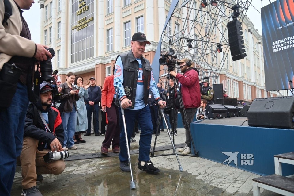    Алексей Орлов пришел на концерт, несмотря на травму ноги Ольга ЮШКОВА