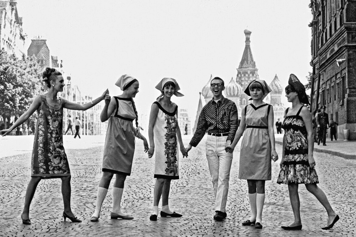 1965 год. Молодой Вячеслав Зайцев с одетыми в созданные им наряды в русском стиле манекенщицами Общесоюзного дома моделей одежды.
Фото: Архив "РГ"