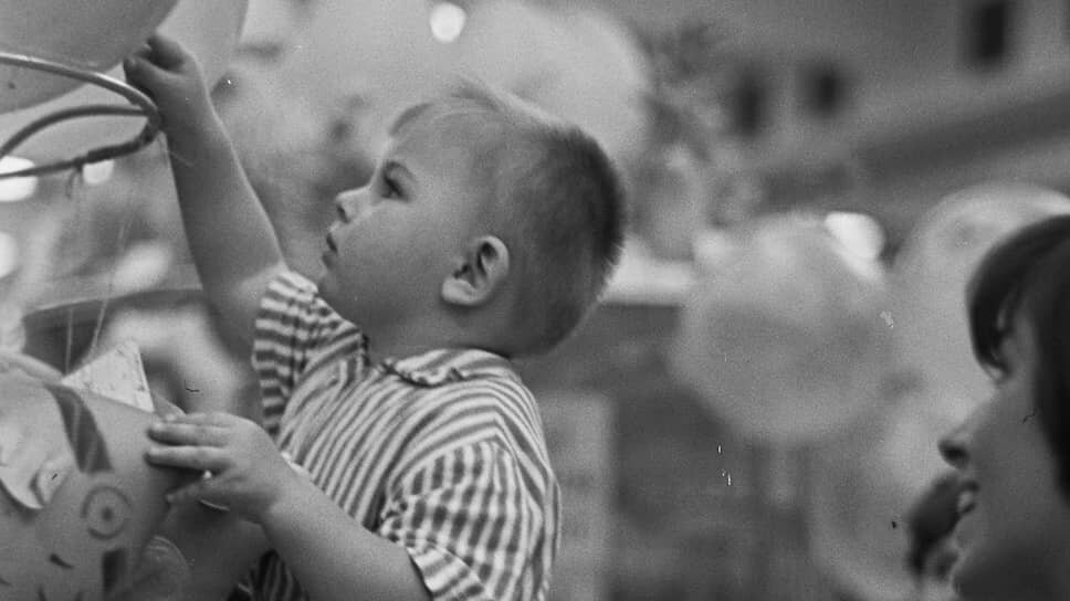 «Детский мир» построили в 1953 году на месте снесенного Лубянского пассажа.📷Фото: Санько Галина / Фотоархив журнала «Огонёк» / Коммерсантъ