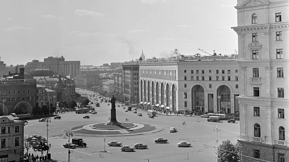 Памятник революционеру Феликсу Дзержинскому на площади перед «Детским миром» открыли в 1958 году.📷Фото: Валерий Шустов / РИА Новости