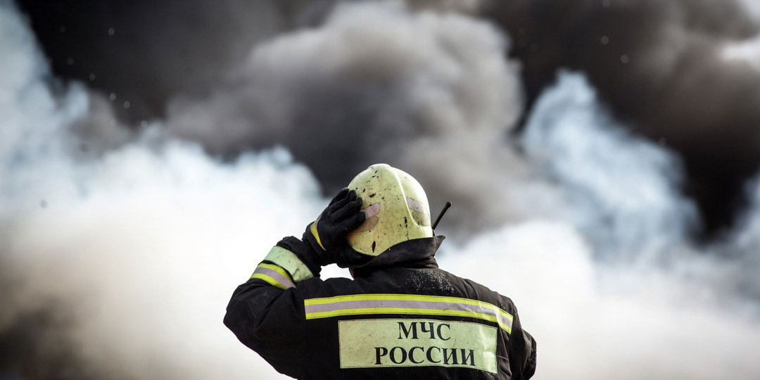 В районе пожара на объекте МО в Ленобласти эвакуировали более 600 человек