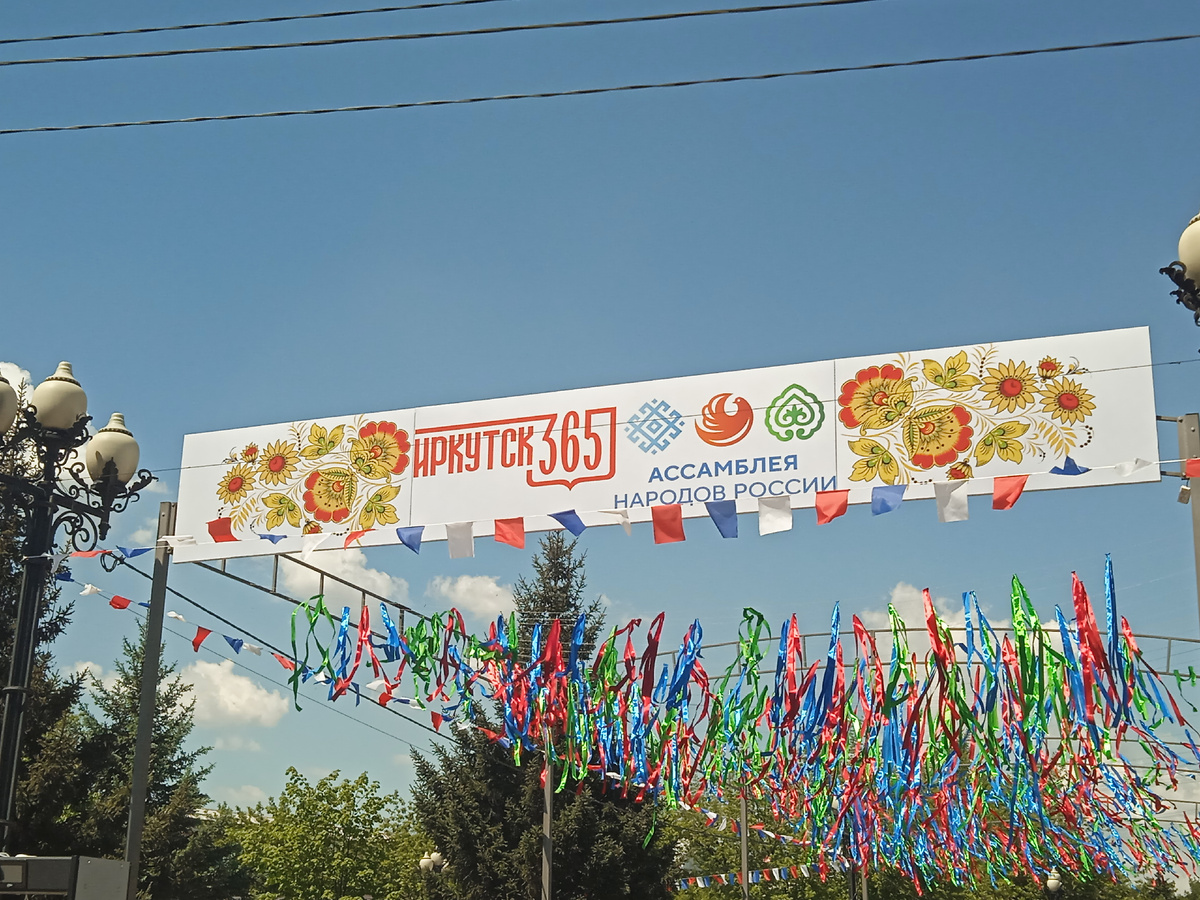 Украшения площади Кирова ко Дню города. 