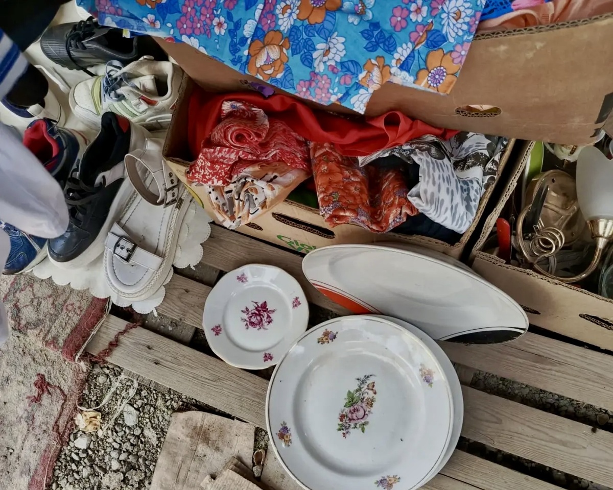 У одного продавца можно найти и обувь, и одежду, а рядом — посуду