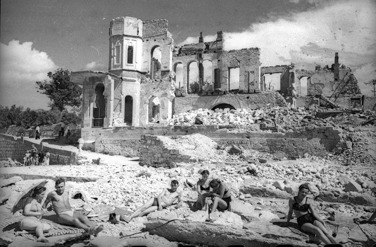 Разрушенное здание Клуба водников им. Марти, 1944 г. (Халдей Е.А.)