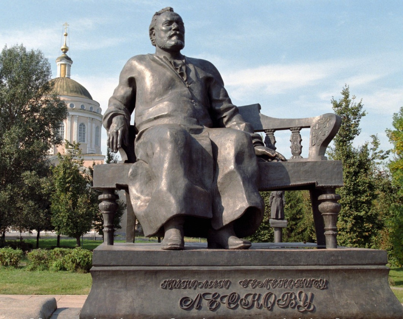 Николай Семёнович Лесков в центре Орла.