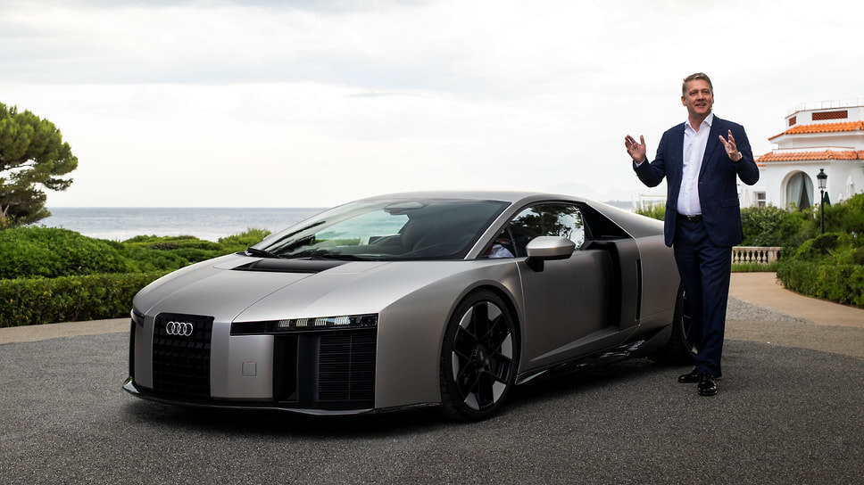     Глава Audi Гернот Делльнер на премьере новой модели Nuvolari, которая стала первым суперкаром с четырьмя кольцами со времен R8. Гибридная установка новинки развивает 1001 лошадиную силу.