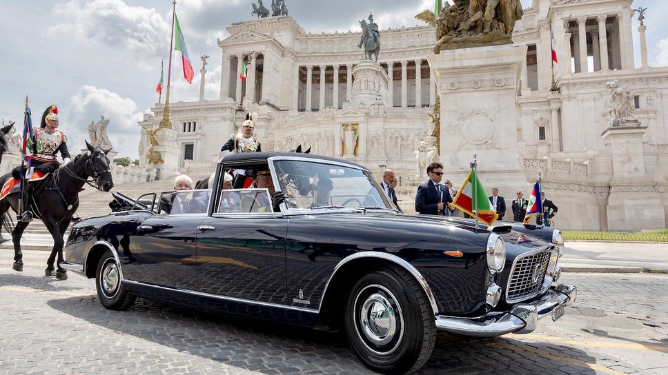Президент Италии Серджо Маттарелла на классическом кабриолете Lancia Flaminia Presidenziale во время военного парада в рамках празднования Дня Республики в Риме.📷Фото: Lancia