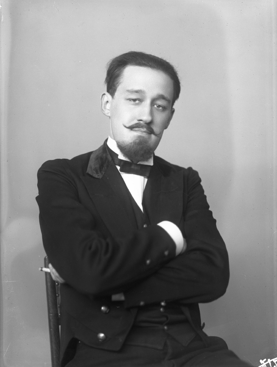 В роли Секретаря суда в спектакле "Воскресение", 1930