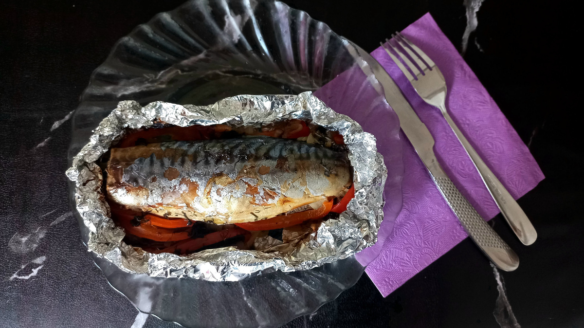 Запеченная скумбрия - соль, перец, лимонный сок, лук, болгарский перец. И, конечно, хорошее настроение - без него на кухне нечего делать!