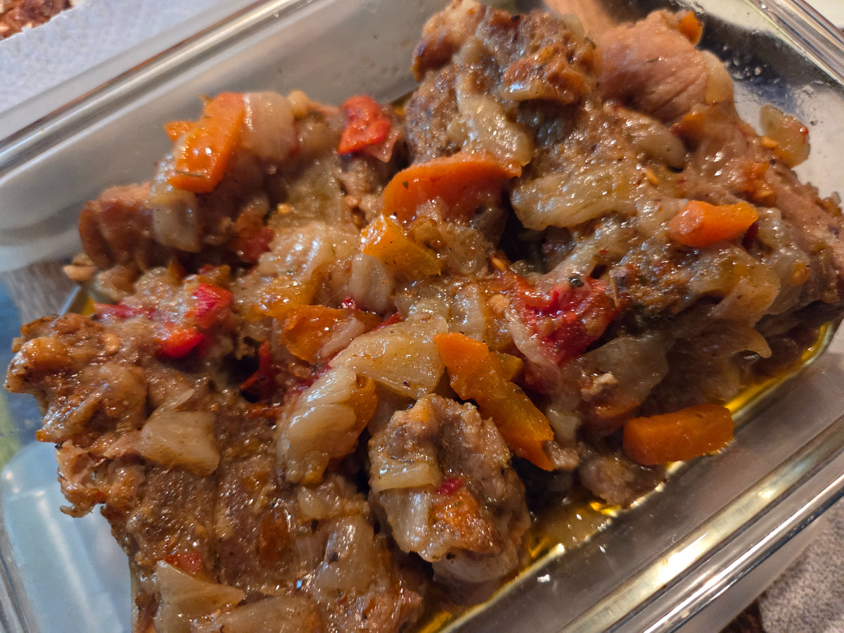 Свиные рёбрышки с овощами (лук, морковь, перец и специи).  Аромат невероятный.