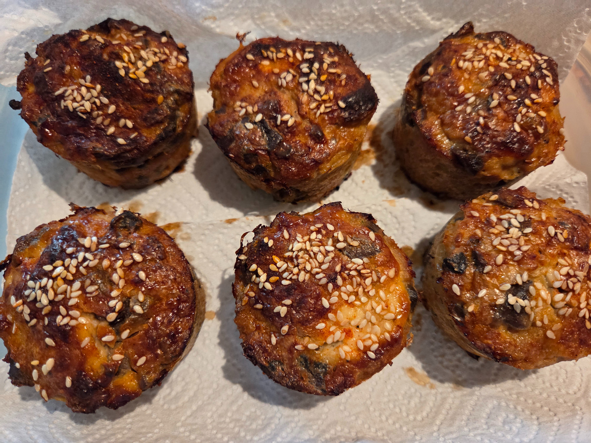 Мясные кексики или мясные маффины. Свиной фарш, но не жирный, обжаренные с луком грибы, творожный сыр, сметана, зерновая горчица, сырые яйца, специи.  Добавила немного манки и дала постоять. Разложила в формочки и запекла -25-30 минут, 180С. Сверху смазала сметаной, посыпала семенами кунжута и сушёной паприкой.