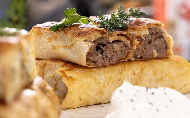 Блины с мясом, рыбой и ветчиной: три необычных начинки для летнего завтрака