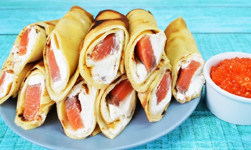 Блины с мясом, рыбой и ветчиной: три необычных начинки для летнего завтрака  