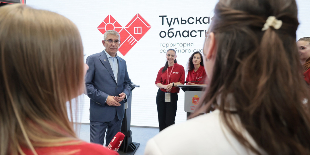 Губернатор Миляев встретился с молодежью из Тульской и Ленинградской областей