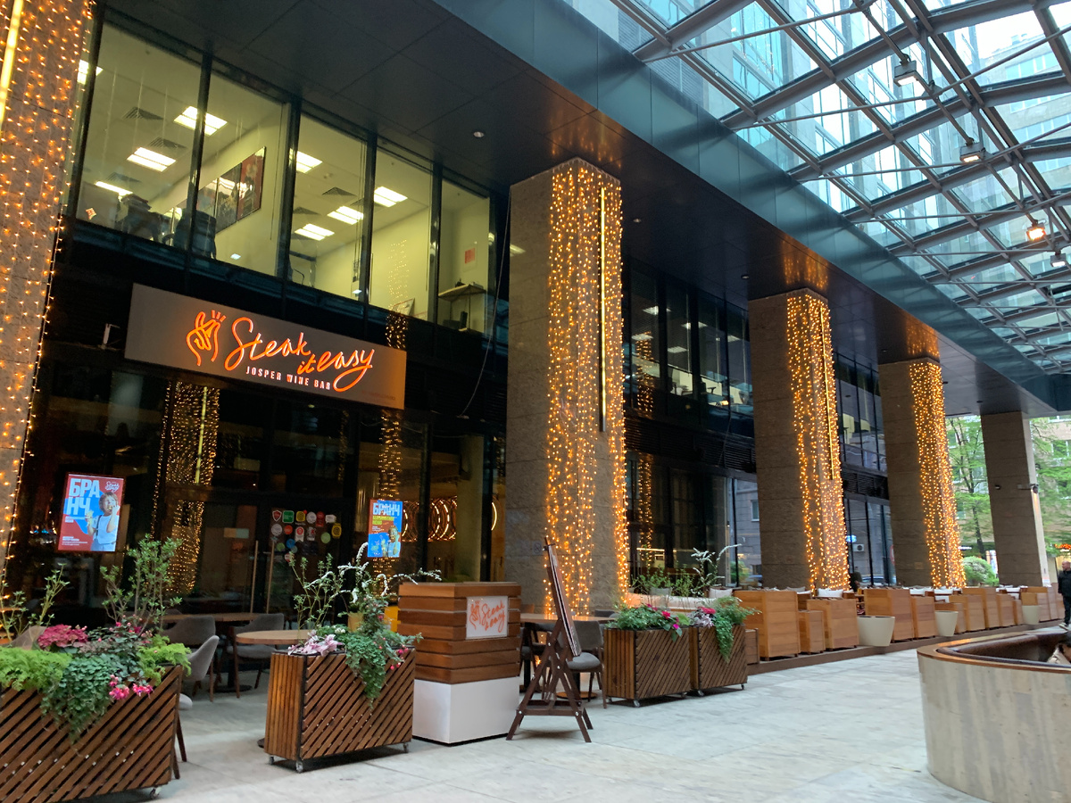 Вход в ресторан Steak It Easy