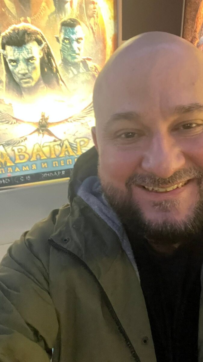 Январь 2026 года. Автор на премьере фильма "Аватар: пламя и пепел". Судя по всему один из последних визитов в кинотеатр на ближайшее будущее.  Фото из личного архива автора. 