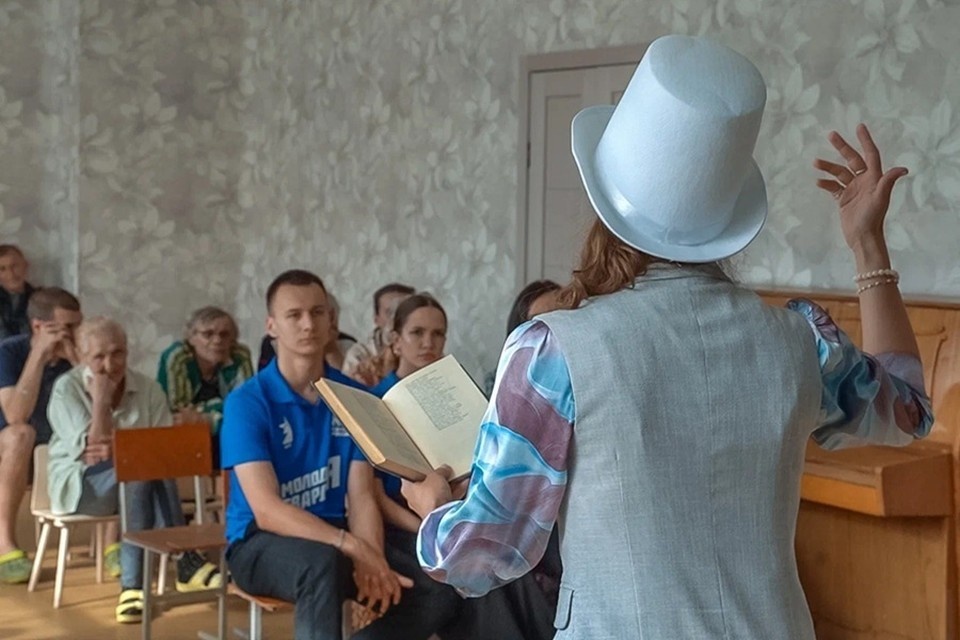    В пункте временного размещения Ясиноватой организовали поэтический вечер. Фото: МГЕР ДНР