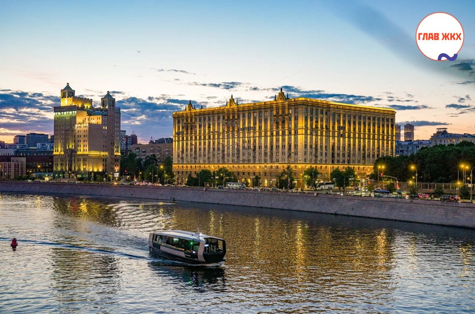 Два исторических жилых дома в центре Москвы оснастили архитектурно-художественной подсветкой
