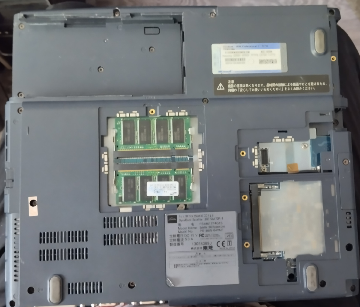 DynaBook Satellite 1860 вид снизу