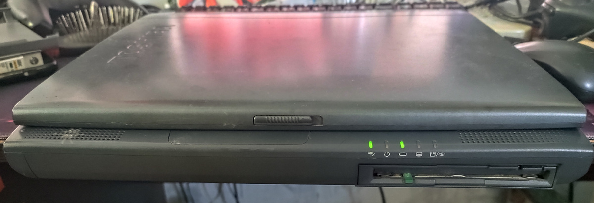 DynaBook Satellite 1860 вид спереди. FDD дисковод